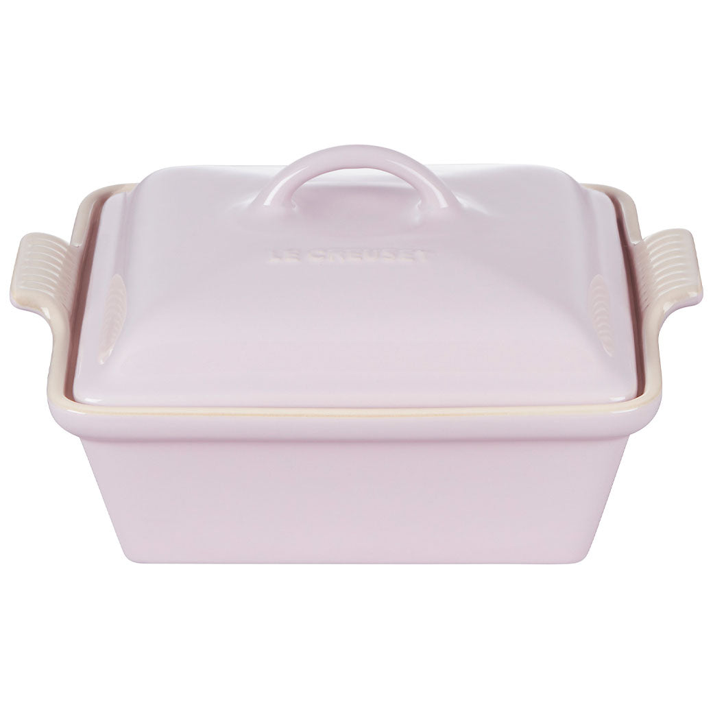 https://discovergourmet.com/cdn/shop/products/Le-Creuset-2.5-qt-_9-Inch_-Stoneware-Heritage-Covered-Square-Casserole-Shallot-Diiscover_Gourmet.jpg?v=1681155007